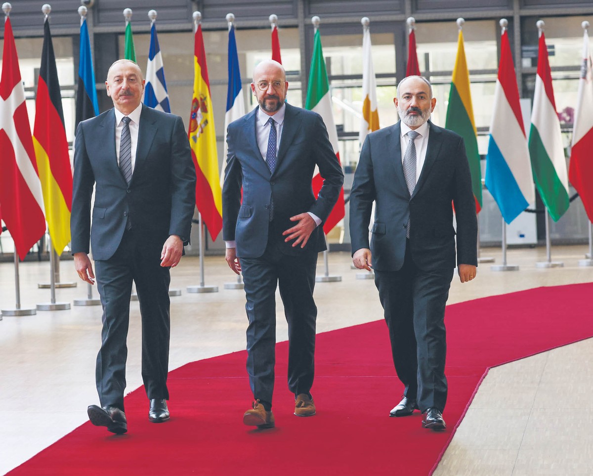 Prezydent Azerbejdżanu Ilham Alijew, przewodniczący Rady Europy Charles Michel i premier Armenii Nikol Paszinian, Bruksela, 14 maja 2023 r.