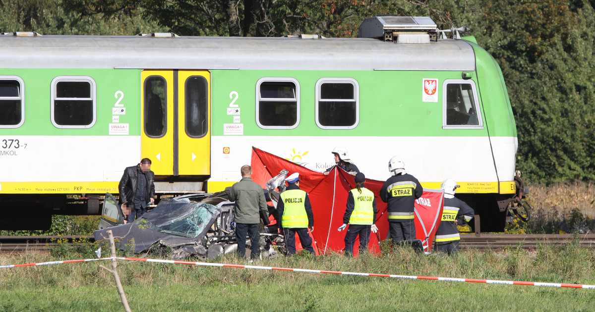 Wypadek w Kozerkach. Samochód wjechał pod pociąg. Zginęła