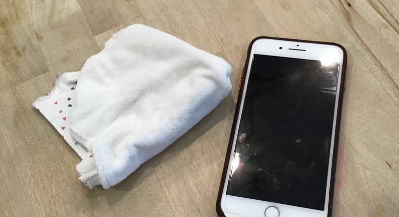 how to clean iphone