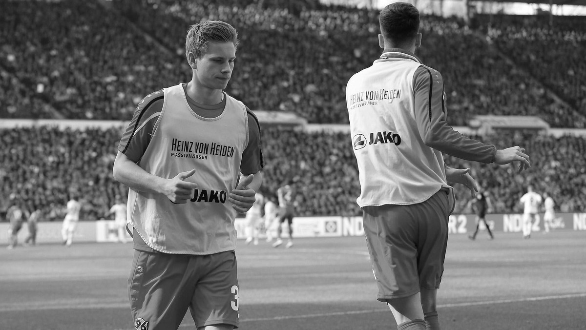 Nie żyje zaledwie 19-letni napastnik Hannover 96 Niklas Feierabend. Młody piłkarz wraz z dwoma innymi osobami zginął w niedzielę rano w tragicznym wypadku samochodowym. Ponad dwa miesiące temu niemiecki zawodnik podpisał z ekipą z HDI-Arena profesjonalny kontrakt. W tym sezonie bardzo dobrze spisywał się w zespole rezerw.