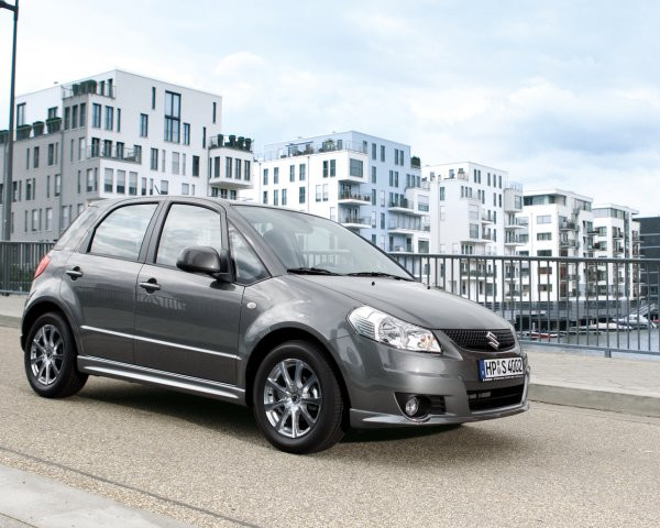 Suzuki SX4: zmieniony wygląd, mniejszy poziom emisji CO2 (ceny w Polsce)