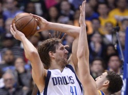 Liga NBA: 40 punktów Nowitzkiego. Thunder czwartym zespołem w play off