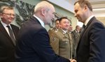 Wymowny obrazek po spotkaniu na szczycie. Prezydent wyszedł sam, Macierewicz nieobecny