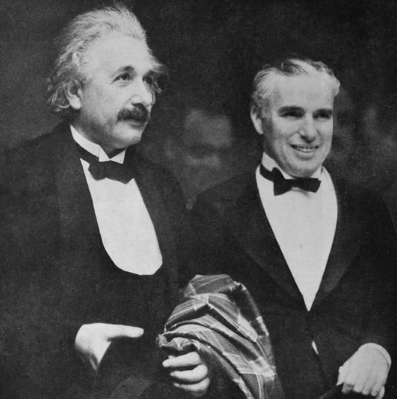 Albert Einstein (po lewej) i Charlie Chaplin na hollywoodzkiej premierze "City Lights" w styczniu 1931 r.
