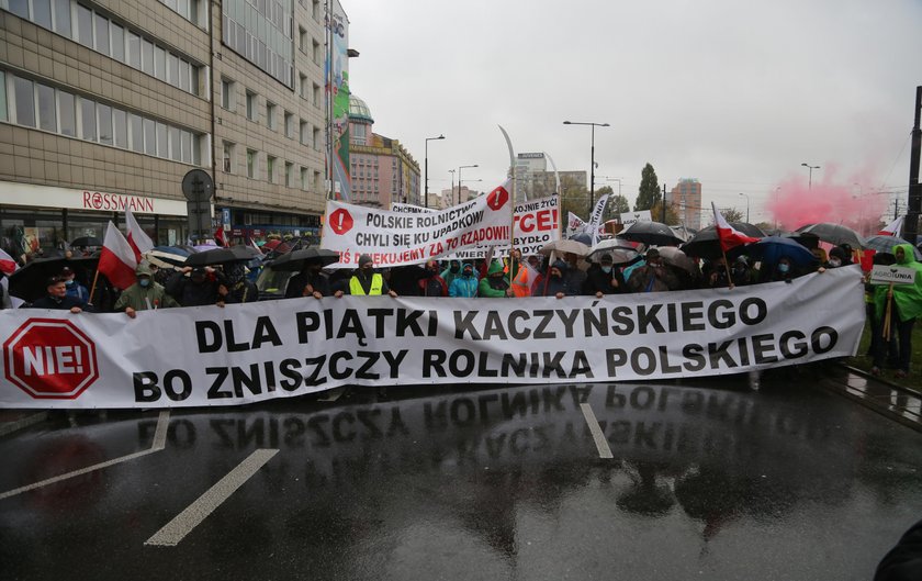 Protest rolników w Warszawie. Zablokowali kluczową trasę