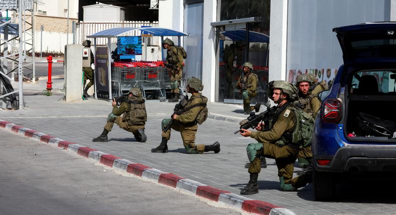 Israeli soldiers work to secure residential areas following a mass-infiltration by Hamas gunmen from the Gaza Strip, in Sderot, southern Israel October 7, 2023.REUTERS/Ammar Awad