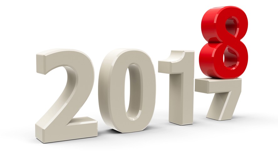 Saxo Bank, jak co roku, przedstawił 10 „Szokujących Prognoz” na 2018 rok. To lista mało prawdopodobnych, ale często lekceważonych wydarzeń, które mogłyby okazać się prawdziwym szokiem dla rynków finansowych.
<br>
Przewidywania te nie stanowią oficjalnych prognoz rynkowych Saxo na 2018 rok. Są ostrzeżeniem przez lekceważeniem wydarzeń, których prawdopodobieństwo zmaterializowania inwestorzy zwykle oceniają na jeden procent.
<br><br>
'Publikujemy Szokujące Prognozy od ponad 10 lat i moim zdaniem przewidywania na przyszły rok są jednymi z bardziej interesujących i zachęcają do nieszablonowanego myślenia' – mówi Steen Jakobsen, główny ekonomista Saxo Banku.
<br><br>
'Rok temu wielu sądziło, że 2017 będzie bardzo niestabilny z uwagi na wygraną Trumpa i Brexit. Zamiast tego byliśmy świadkami relatywnie spokojnych 12 miesięcy, podczas których ceny aktywów na całym świecie silnie wzrosły. Jednak w 2018 roku może dojść do powrotu ryzyka. Ironią jest fakt, że dłuższe okresy spokoju są zwykle początkiem przyszłej niestabilności, gdyż inwestorzy zdają się zapominać o wszelkich ryzykach i stawiają wszystko na jedną kartę, czyli kontynuację pozytywnego cyklu – mówi John J. Hardy, dyrektor ds. strategii rynków walutowych, który czuwał w tym roku nad przygotowaniem Szokujących Prognoz.
<br><br>
'Szokujące Prognozy na ten rok nie dotyczą tylko potencjalnego krachu rynkowego. Obejmują także inne scenariusze, jak zawirowania w polityce pieniężnej banków centralnych, nowy kryzys polityczny w Europie, osłabianie przez Chiny pozycji dolara jako głównej waluty rezerwowej świata oraz nową polityczną wiosnę w RPA. Nasze prognozy mogą się zmaterializować lub nie, ale nie to jest najważniejsze. Naszym celem jest ożywienie debaty na temat potencjalnych nieoczekiwanych wydarzeń, do których może dojść w 2018 roku, a jest pewne, że takie się pojawią' – dodaje Hardy.
<br><br>
Oto skrót wszystkich „Szokujących Prognoz 2018” .