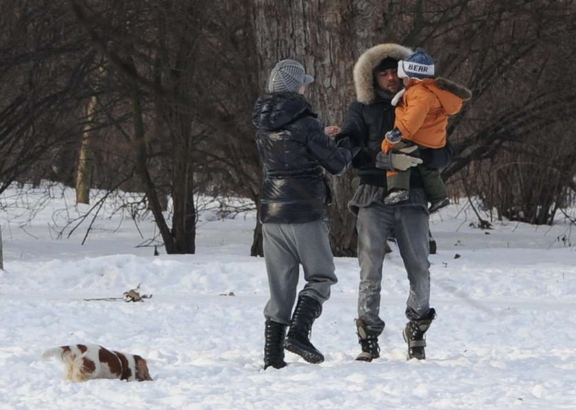 Janiak z rodziną na spacerze. Wszyscy są piękni!