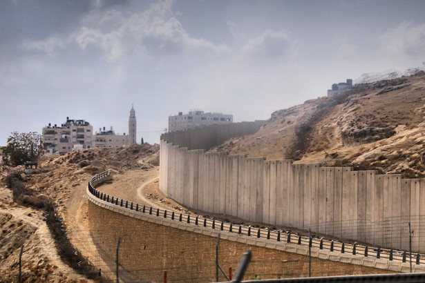 Tak zwany mur bezpieczeństwa – system fortyfikacji zbudowany z inicjatywy Izraela celem ochrony izraelskich obywateli przed ewentualnymi atakami terrorystycznymi ze strony mieszkańców Zachodniego Brzegu Jordanu