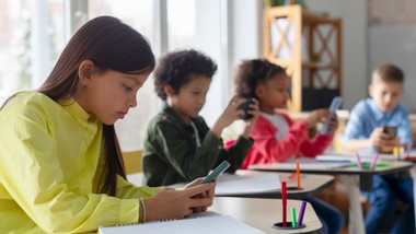 „kompas jutra” ma odpowiedzieć na kryzys w sieci. men zapowiada zmiany