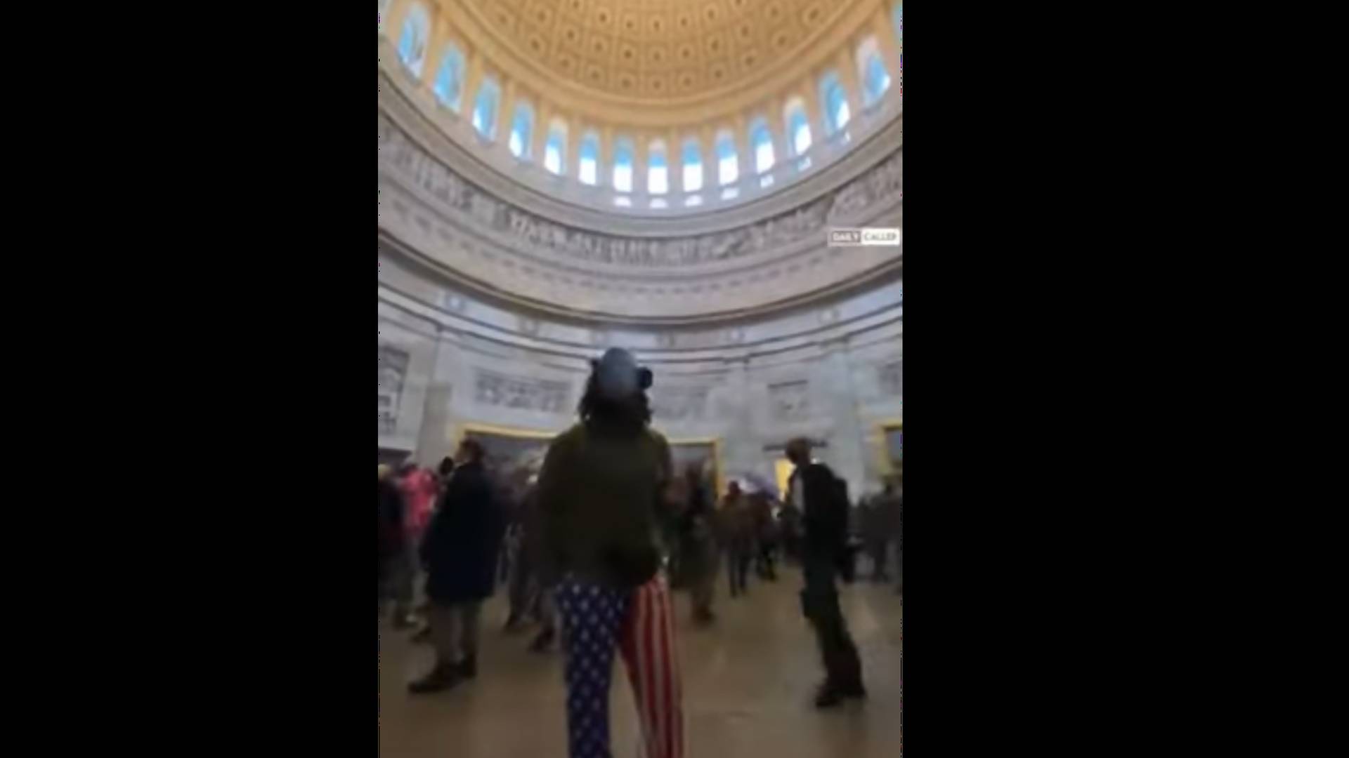 Ha már a Capitoliumban volt, radörrentett egy zsíros jointra az egyik zavargó - videó