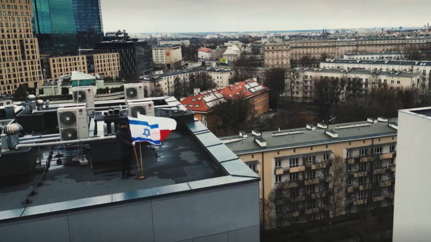 Flagi polska i izraelska nad terenem dawnego getta w Warszawie