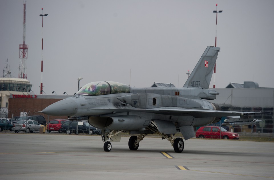 ŁÓDŹ LĄDOWANIE F-16 NA LOTNISKU IM. REYMONTA