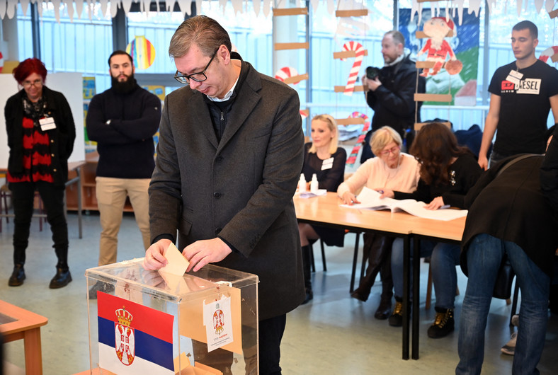 Prezydent Serbii Aleksandar Vucic oddaje głos podczas wyborów parlamentarnych w Serbii, Belgrad, 17 grudnia 2023 r.
