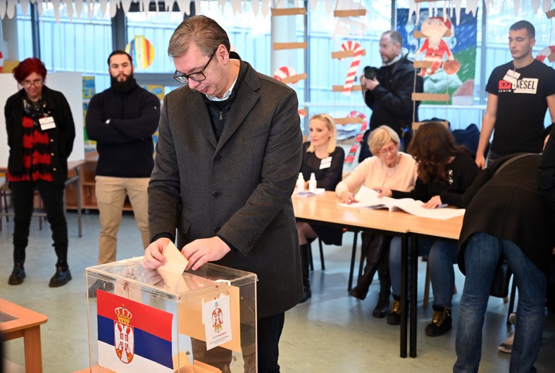 Prezydent Serbii Aleksandar Vucic oddaje głos podczas wyborów parlamentarnych w Serbii, Belgrad, 17 grudnia 2023 r.