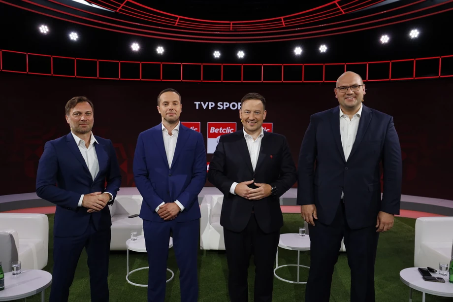Od lewej: Jakub Kwiatkowski, Bartłomiej Płoskonka, Łukasz Wachowski, Marcin Janicki podczas ogłoszenia planów transmisyjnych dot. Betclic 1 i 2. Ligi w Telewizji Polskiej