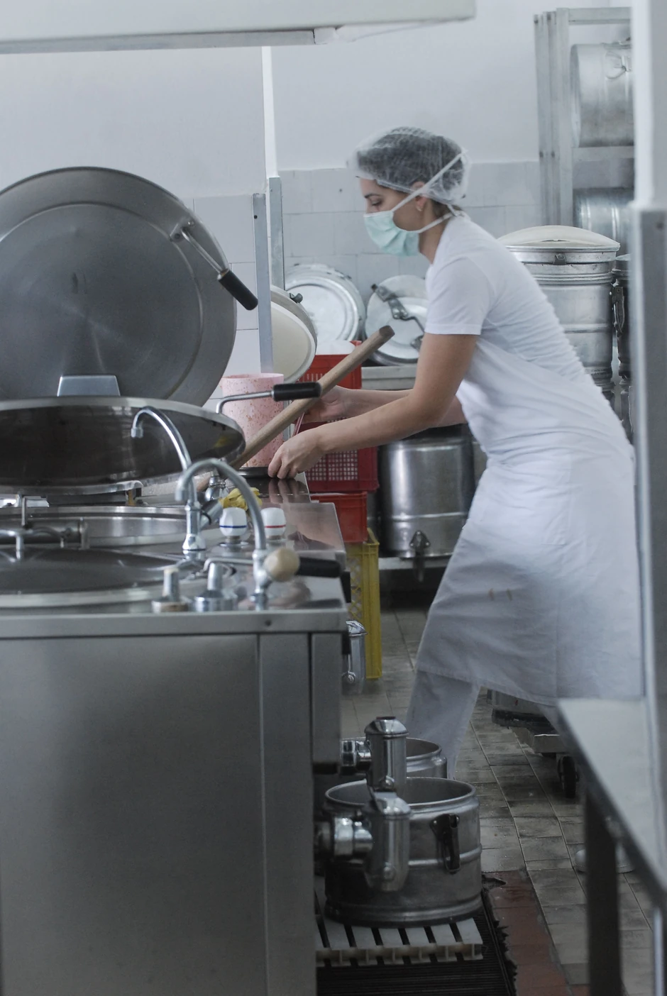 Osoblje u kazanima priprema žito koje na jednom od dnevnih menija predstavlja užinu