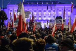 manifestacja Klubów Gazety Polskiej przed Pałacem Prezydenckim