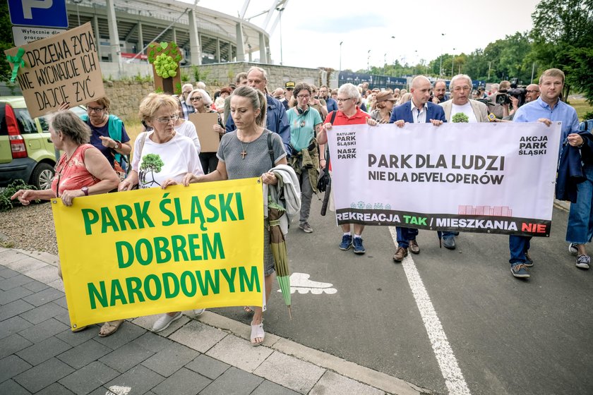 Protest mieszkancow przeciwko wycince drzew w Parku Slaskim