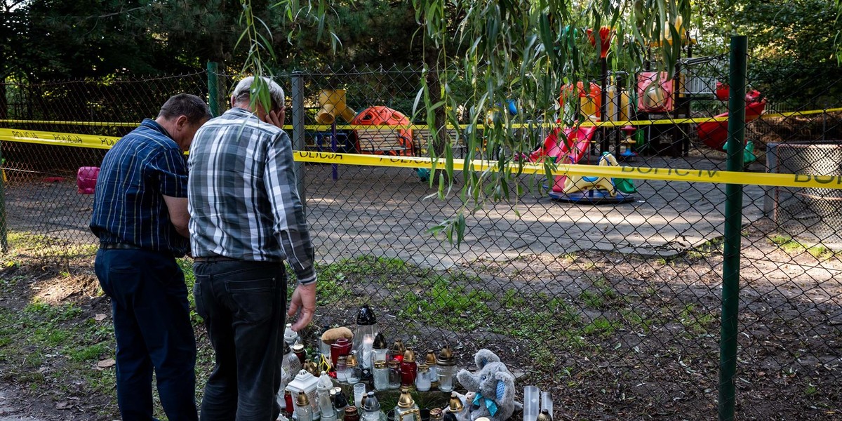 Dramat rozegrał się na placu zabaw w Zabierzowie 28 września. Od tego czasu dziadkowie codziennie przychodzą na miejsce tragedii.