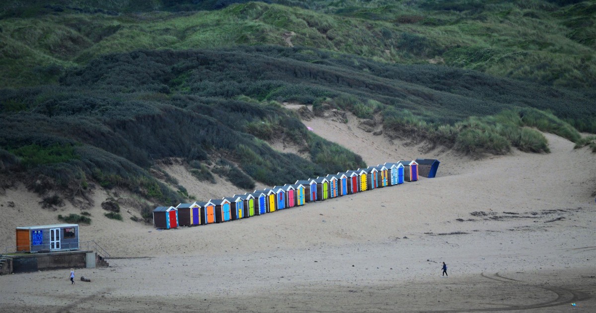 Makabra w kurorcie! Tajemnicze okrycie na plaży. Wielka akcja służb
