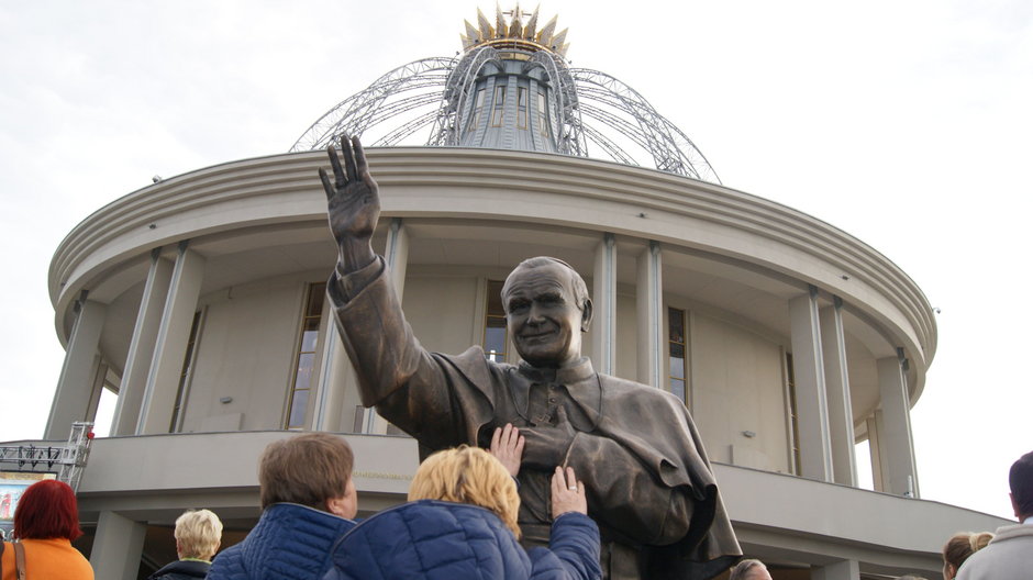Rzeźba Jana Pawła II przed świątynią redemptorystów w Toruniu