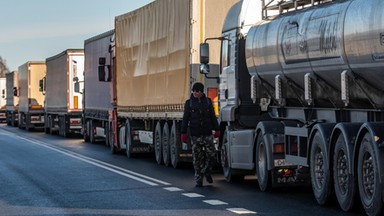 880 tirów czeka na wyjazd z Polski przez przejście w Koroszczynie