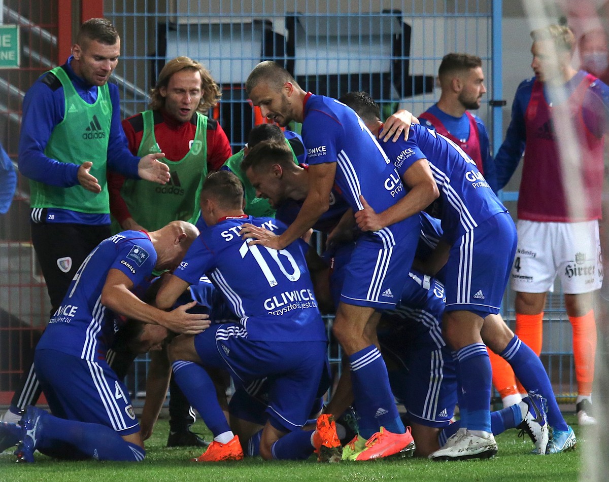 Piłkarze Piasta Gliwice cieszą się z gola Michała Żyro podczas meczu 2. rundy eliminacyjnej Ligi Europy z austriackim TSV Hartberg
