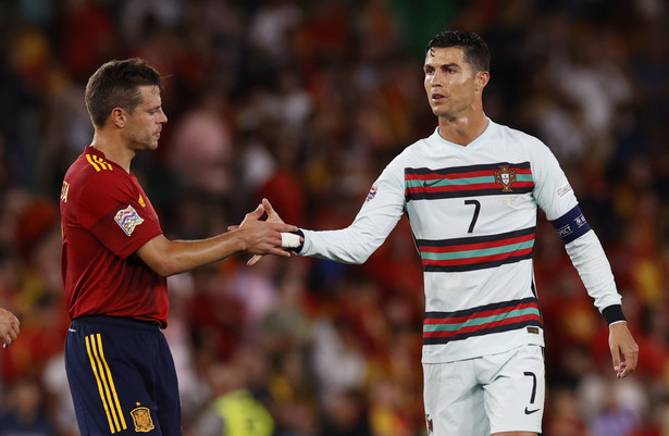 Hiszpan Cesar Azpilicueta (L) i Portugalczyk Cristiano Ronaldo (P)