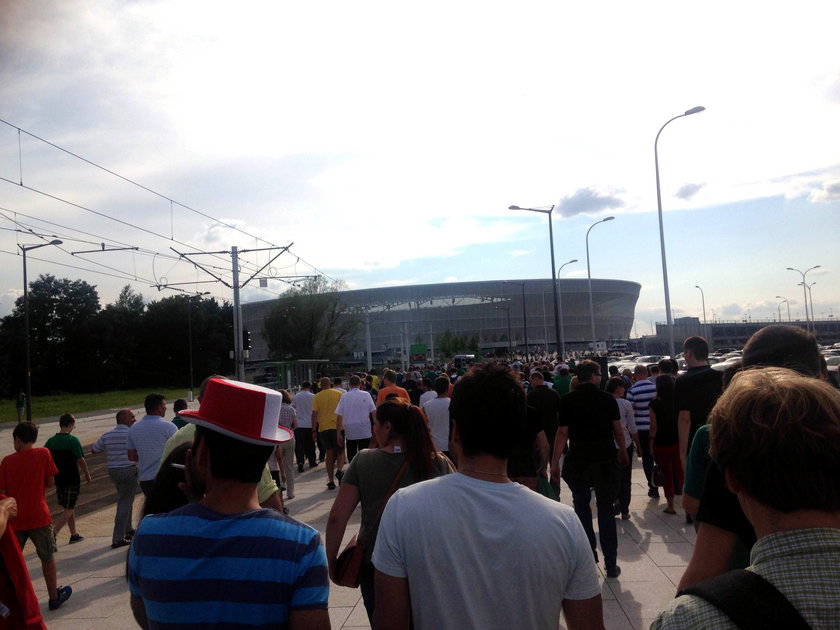 Kibice przed stadionem we Wrocławiu