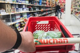 nagranie z przepychanki w auchan podbija sieć. "tak się wziąć upodlić"