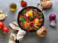 Szakszuka po góralsku Ewy Wachowicz. Idealna na niedzielne śniadanie