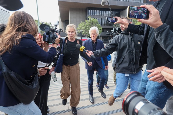 Majka i očuh Metjua Perija ispred suda u Los Anđelesu