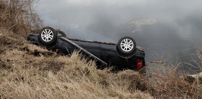 Honda w stawie. Ranni w tonącym aucie cudem uniknęli śmierci