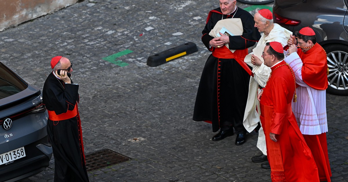 Kardynałowie wybierają papieża. "Lepiej nadawaliby się do tego proboszczowie"