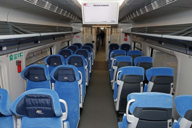 Pociągi wyposażone są m.in. w klimatyzację, wi-fi, stojaki na rowery, monitoring, przedział barowy.<br><br>(cat) PAP/Artur Reszko