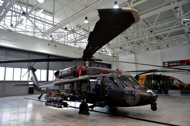 Przetarg na wielozadaniowe śmigłowce dla wojska rozpisano wiosną 2012 r. W kwietniu ub.r. MON do końcowego etapu zakwalifikowało ofertę Airbus Helicopters z maszyną H225M Caracal. MON podało wówczas, że tylko ta oferta spełniała wymogi formalne. Oferty konkurencji odrzucono m.in. ze względu na zbyt odległy termin dostawy (śmigłowce AW149 oferowane przez WSK-PZL Świdnik będące własnością Leonardo) i brak uzbrojenia (Black Hawk w wersji eksportowej, które oferowało PZL Mielec należące do amerykańskiej firmy Sikorsky). 30 września 2015 r. rozpoczęły się negocjacje umowy offsetowej, której podpisanie było warunkiem zawarcia kontraktu z Airbus Helicopters.