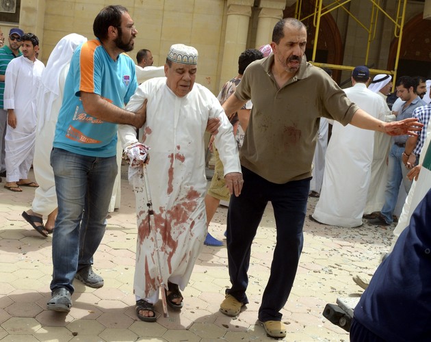 Pomoc rannym w zamachu na meczet w Kuwejcie