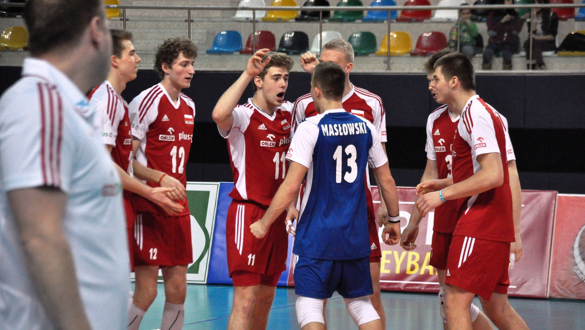 Reprezentacja Polski kadetów pokonała Francję 3:0 (25:9, 25:16, 25:17) i zapewniła sobie awans do półfinału mistrzostw Europy. Biało-Czerwoni nie pozostawili Trójkolorowym złudeń w żadnym z setów. W czwartek 9 kwietnia Biało-Czerwoni w ostatnim meczu grupowym zmierzą się z Serbią.