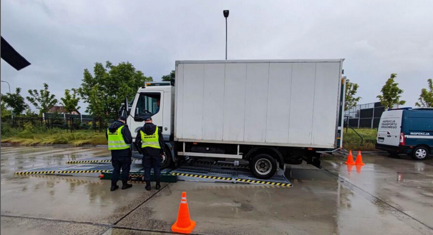 Inspekcja Transportu Drogowego ma na terenie Małopolski kilkanaście specjalnie przygotowanych stanowisk, na których inspektorzy kontrolują wagę i wymiary ciężarówek.