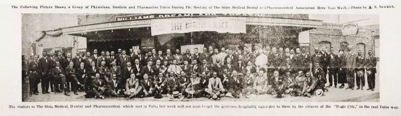 Konferencja czarnych lekarzy, dentystów i farmaceutów; grupa zgromadzona przed Teatrem Dreamland w 1920 r., rok przed masakrą, fot.  A. S, Newkirk 