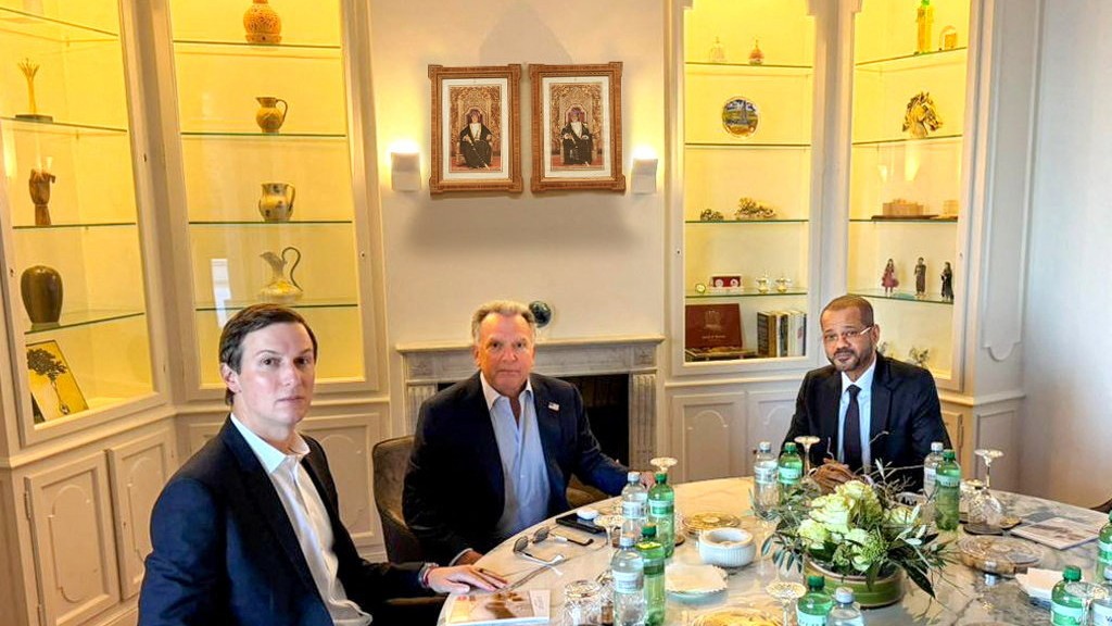 Ománsky minister zahraničných vecí Badr Albusaidi sa stretol s osobitným vyslancom USA Stevom Witkoffom a zaťom amerického prezidenta Donalda Trumpa Jaredom Kushnerom.