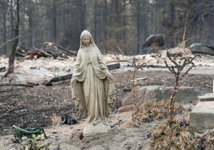 Statua Device Marije ostala je netaknuta ispred izgorele kuće u četvrti Balboa u Spokenu