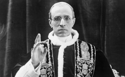 Watykan otworzy tajne archiwum ws. Piusa XII. Papież milczał na temat Holokaustu?