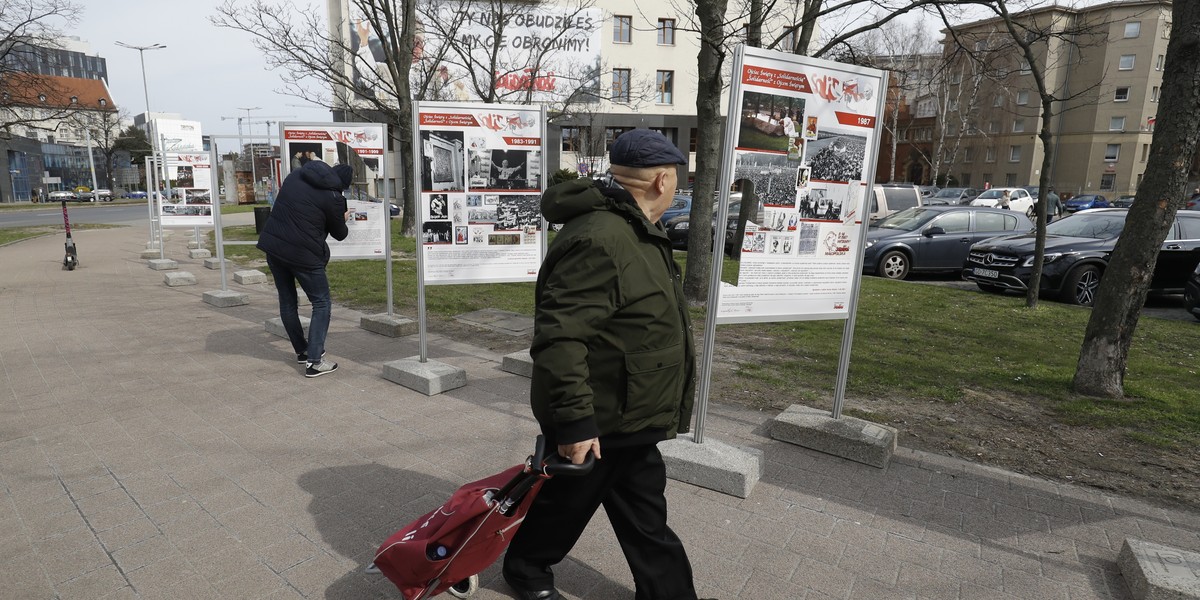 Wystawa przed budynkiem "Solidarności", poświęcona papieżowi Polakowi, zniszczona. 