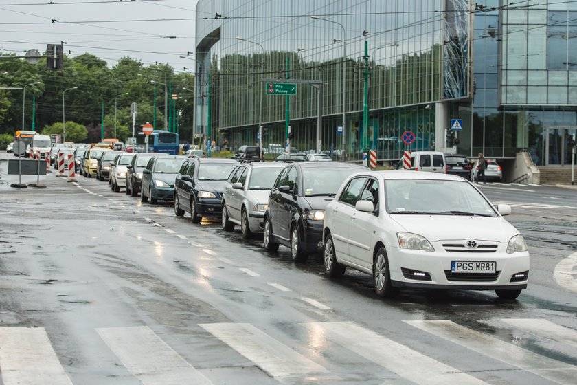 Wielkie korki na Królowej Jadwigi z powodu budowy kanalizacji