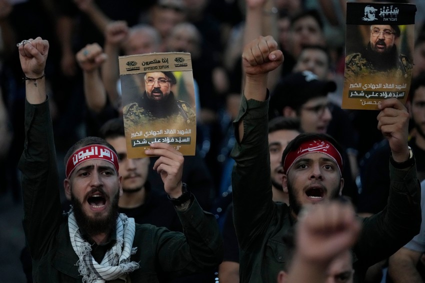Pristalice Hezbolaha sa slikom ubijenog komandanta Fuada Šukra tokom njegove komemoracije u Bejrutu 1. avgusta