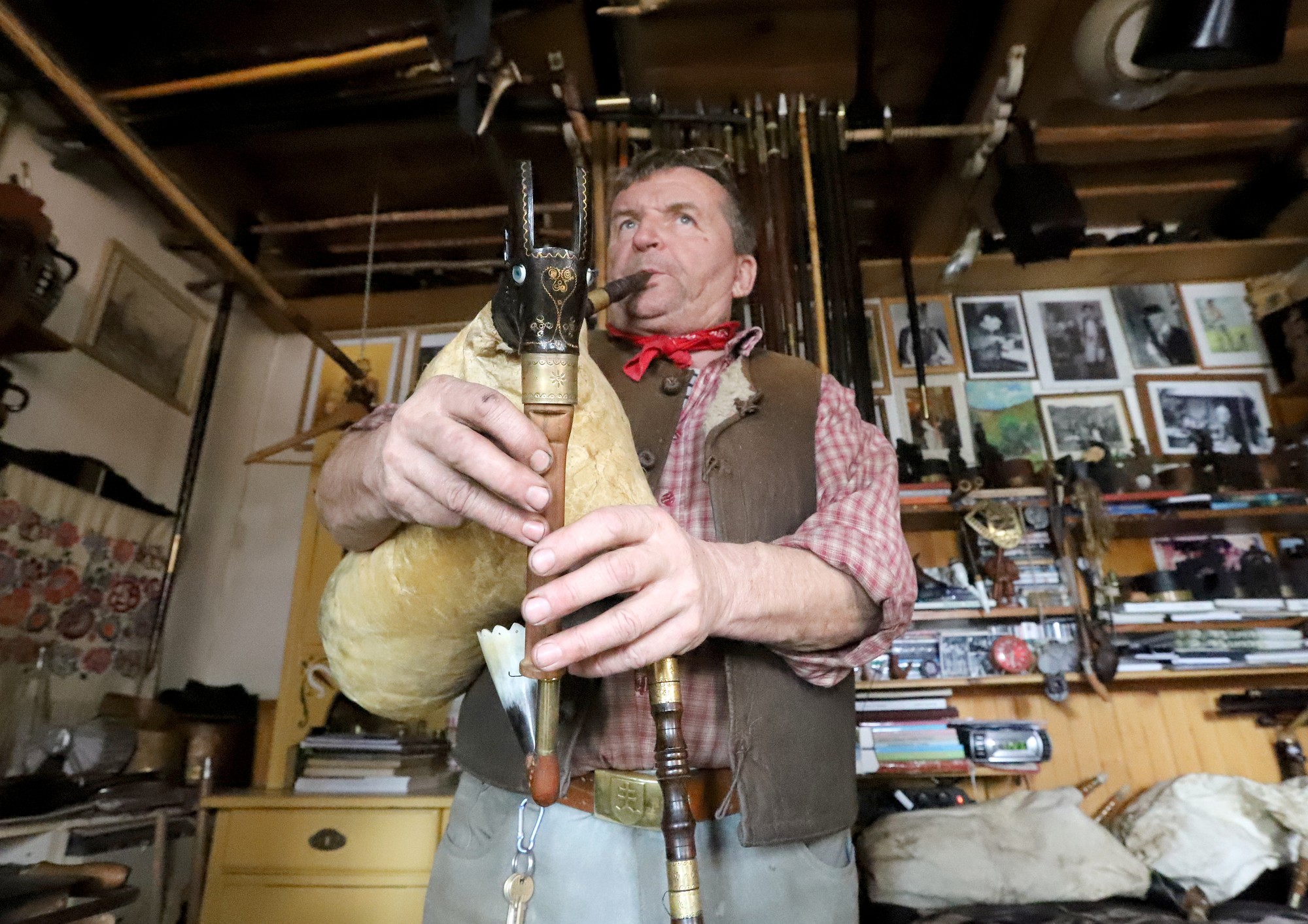 Prvý cechmajster Cechu slovenských gajdošov Ľubomír Tatarka.