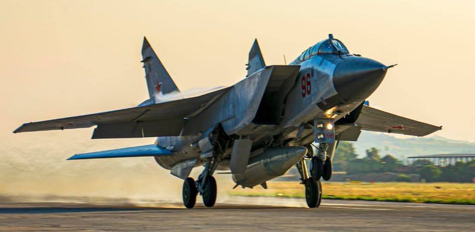 Samolot MiG-31 przenosi pojedynczy pocisk Kindżał podwieszony pod kadłubem