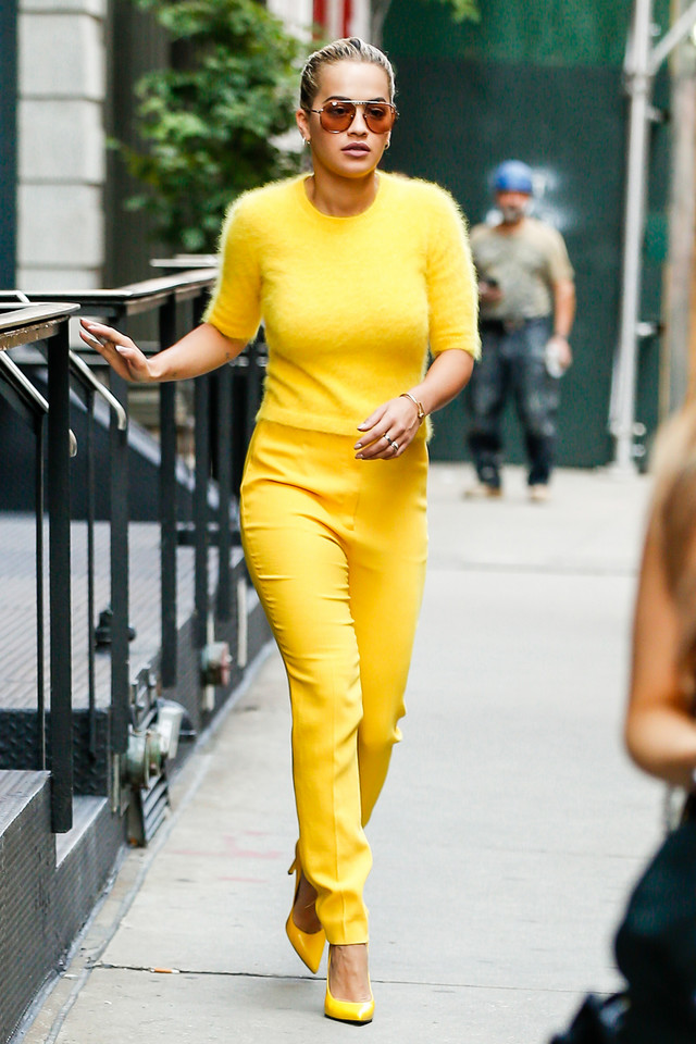 Rita Ora po raz kolejny zaszalała ze stylizacją. Wygląda jak kurczak!